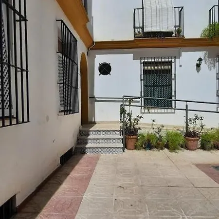 Budget And Cute With Balcony Center Apartman Sevilla