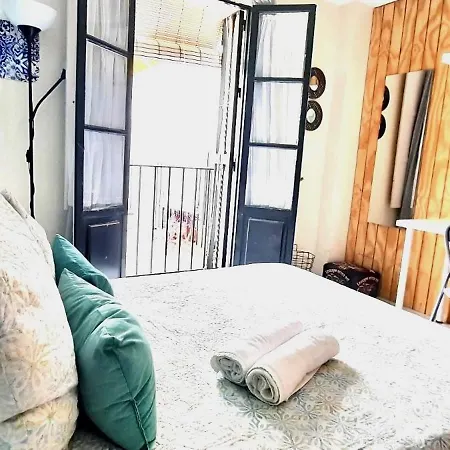 Budget And Cute With Balcony Center Apartman Sevilla