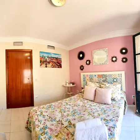 Budget And Cute With Balcony Center Apartman