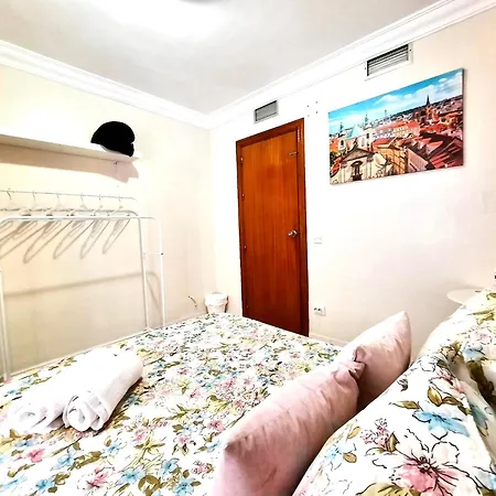 Budget And Cute With Balcony Center Apartman Sevilla