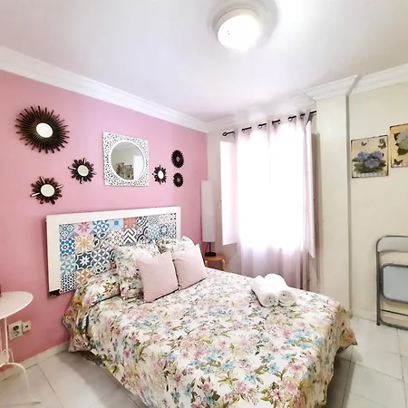Budget And Cute With Balcony Center Apartman Sevilla