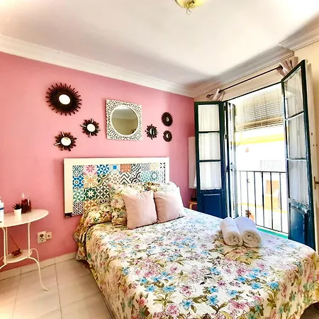 Budget And Cute With Balcony Center דירה *