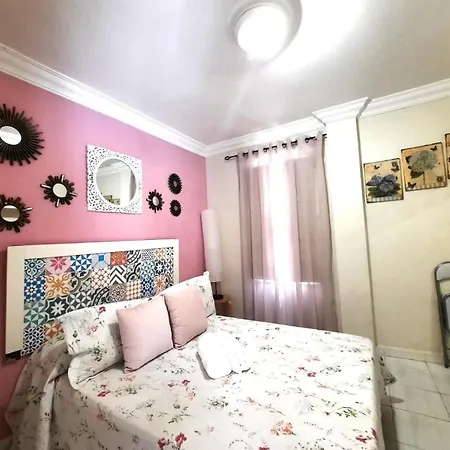 Budget And Cute With Balcony Center Apartman Sevilla