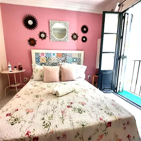 Budget And Cute With Balcony Center Apartman Sevilla