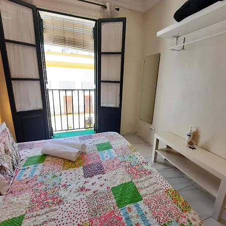 Budget And Cute With Balcony Center סביליה
