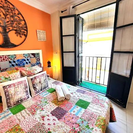 Budget And Cute With Balcony Center Apartman